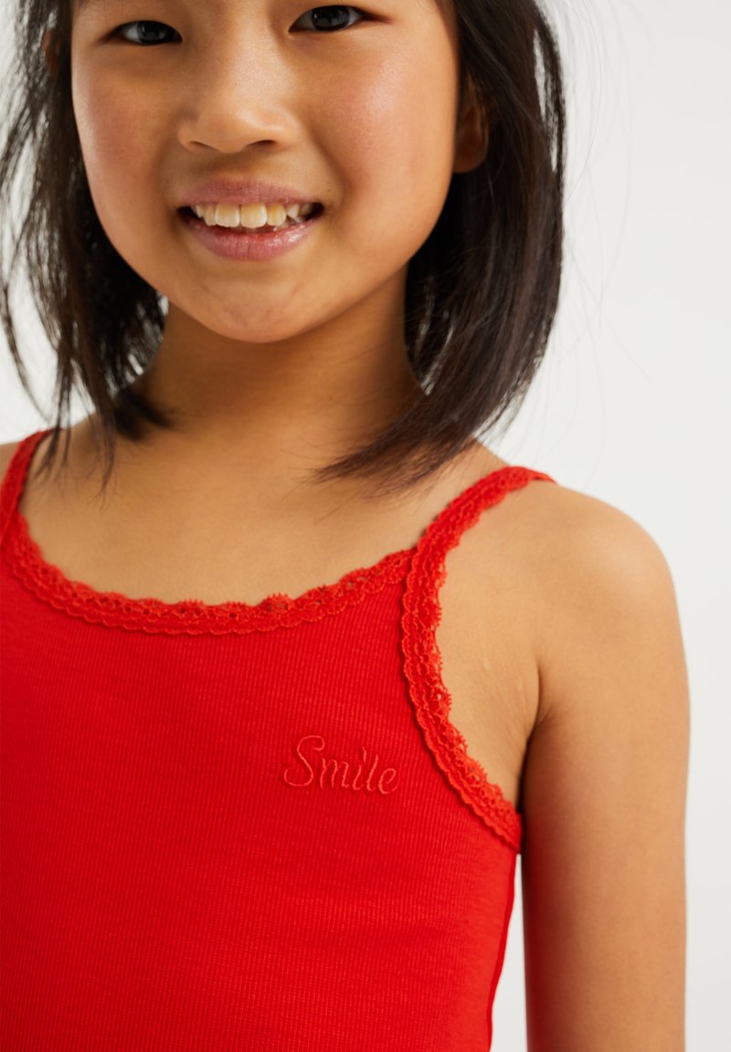 Kinder T-Shirts | WE Fashion MIT SPITZE Top bright red/rot-metallic - GG37253 Kinder T-Shirts | WE Fashion MIT SPITZE Top bright red/rot-metallic - GG37253