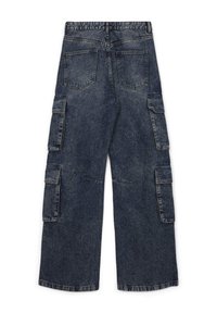 Pantalon cargo en denim bleu foncé avec un design à jambes larges, plusieurs poches latérales et une configuration classique à cinq poches.