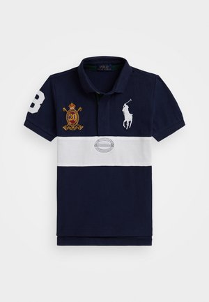 Marineblaues Poloshirt mit weißen horizontalen Streifen. Verfügt über die gestickte Zahl "8", ein Logo und eine Krone. Hergestellt aus strukturiertem Baumwollstoff.