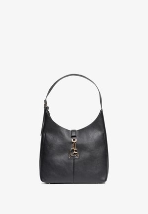 Borsa a spalla in pelle nera con finitura testurizzata, forma curva, tracolla regolabile e dettagli in metallica dorata sulla parte anteriore.