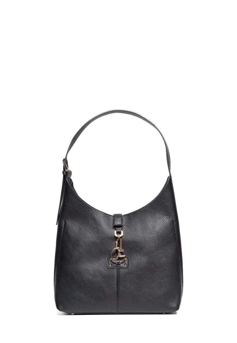 Černá kožená kabelka přes rameno s texturovaným povrchem, zakřiveným tvarem, nastavitelným popruhem a zlatými kovovými detaily na přední straně.