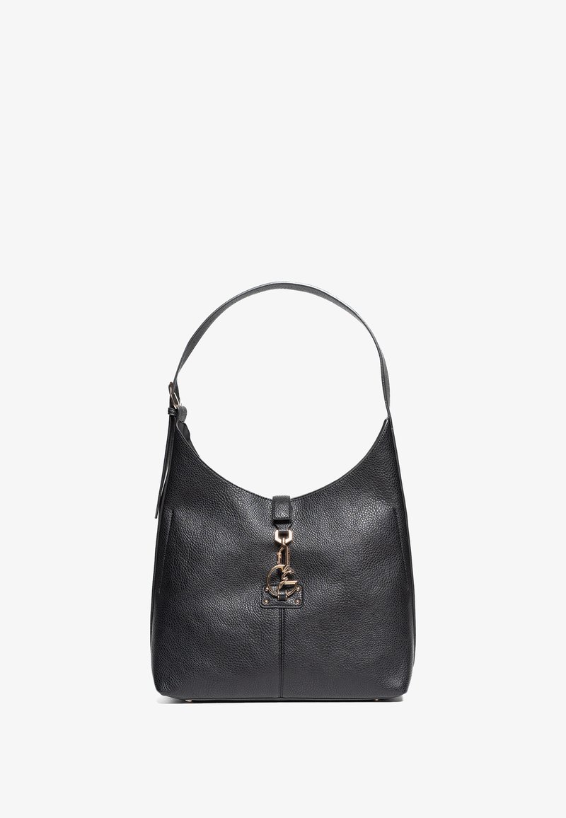 Černá kožená kabelka přes rameno s texturovaným povrchem, zakřiveným tvarem, nastavitelným popruhem a zlatými kovovými detaily na přední straně.