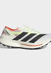 Leichter weißer Trailrunning-Schuh mit schwarzen Streifen, orangefarbenem Innenfutter und "TERREX" Branding an der Ferse.