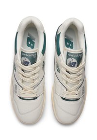 Para białych sneakersów New Balance 550 z zielonymi akcentami, sznurowanych, widocznych z góry na białym tle.