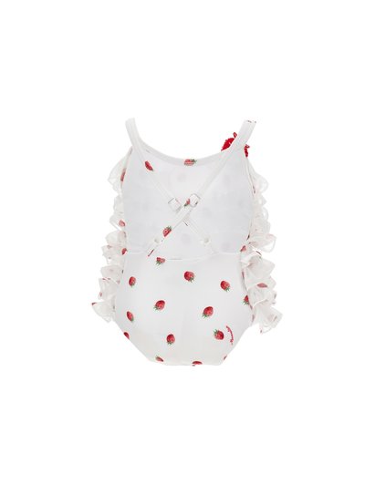 Λευκή φόρμα μωρού με κόκκινα σχέδια φράουλας, πλισσέ πλαϊνά και ρυθμιζόμενους λουριά με σταυρωτό σχέδιο στους ώμους σε λευκό φόντο.