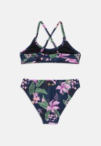 Tengerészkék bikini szett virágmintával, rózsaszín és zöld akcentusokkal. A top crisscross pántokkal rendelkezik; az alsó rész alacsony derekú.