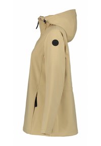 Beige waterdichte jas met een goed passende capuchon, een asymmetrische rits en een ronde zwarte logo-patch op de linkerschouder.
