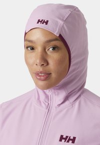 Roze rekbare stoffen capuchon met een bordeauxkleurig logo, voorzien van een hoge kraag en een gladde textuur, ontworpen voor comfort en warmte tijdens buitenactiviteiten.