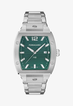 FERRAGAMO F-80 kellal on roheline tekstureeritud kellapaneel, hõbedane roostevabast terasest korpus ja käevõru, erksad tunni markerid ja kuupäeva kuvamine.