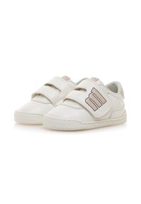 Zapatos de cuero blancos con textura suave, que cuentan con dos correas de velcro y un acento en rosa claro con un logo en el lateral.