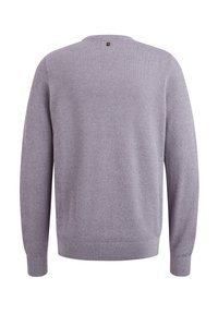 Siv pleten sweater z teksturiranim vzorcem, okrogli izrez, dolgi rokavi, rebrasti manšeti in gumbom na hrbtni strani.