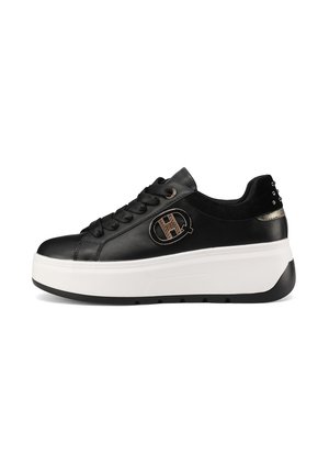 Sneaker in pelle nera con suola piattaforma bianca spessa. Presenta un logo decorativo e borchie sul tallone. Design con lacci.