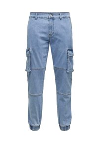 Jasnoniebieskie spodnie cargo z denimu, charakteryzujące się bocznymi kieszeniami, elastycznymi mankietami na kostkach oraz przeszywanymi detalami.