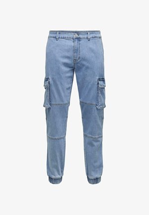 Pantalones cargo azul claro de mezclilla, con bolsillos laterales, puños en los tobillos elásticos y detalles de paneles cosidos.
