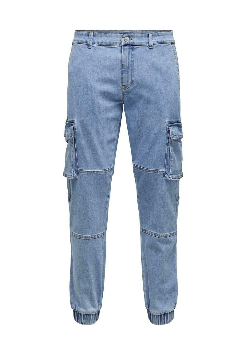 Jasnoniebieskie spodnie cargo z denimu, charakteryzujące się bocznymi kieszeniami, elastycznymi mankietami na kostkach oraz przeszywanymi detalami.