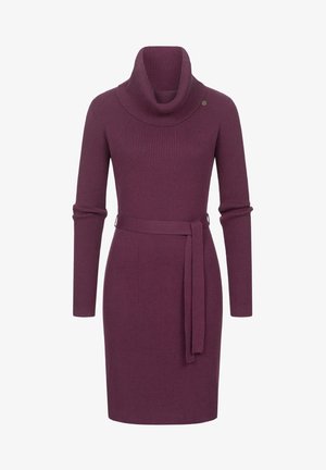 Rippstrickkleid in tiefem Lila, mit einem Wasserfallkragen, langen Ärmeln, Taillengürtel und schmaler Passform, ergänzt durch einen dezenten Knopfakzent.