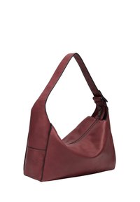 Borsa a spalla in pelle rossa con una forma curva, texture liscia, cuciture nere a contrasto e chiusura superiore con zip per una maggiore sicurezza.