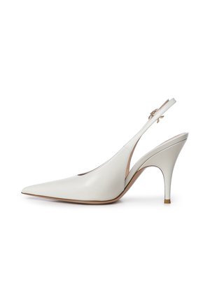 Zapato de tacón alto slingback de cuero blanco con puntera puntiaguda y tacón delgado de altura media sobre fondo blanco.