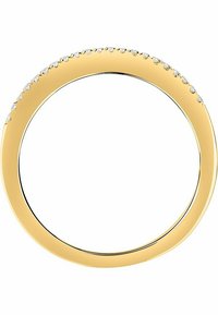 Guldring med en slät, polerad yta och en rad små, klara stenar som pryder toppkanten. Cirkulär form, ingen synlig hårdvara.