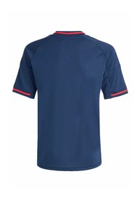 Maglietta sportiva blu navy a maniche corte, con dettagli rossi sul colletto e sui polsini. Realizzata in tessuto leggero e morbido.