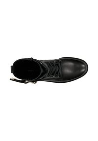 Stivale alla caviglia in pelle nera con punta rotonda, chiusura con lacci davanti, zip e dettagli metallici. Texture liscia e design minimalista.