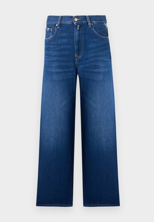 Jean denim bleu foncé à jambes larges, taille haute, bouton et fermeture éclair à l'avant, avec cinq poches.