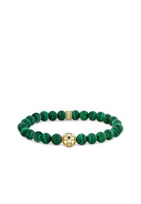 Bracciale in malachite con perline, caratterizzato da una perla decorativa dorata e dettagli. Le perline sferiche lisce con striature verdi creano un design vivace.