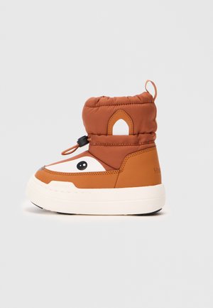 Brun vadderad känga med vit rävansiktsdesign, svarta ögon och en dragsnodd upptill. Vit sula och strukturerade detaljer på sidan.