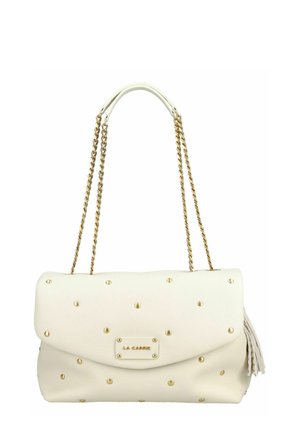 Sac à bandoulière en cuir blanc avec des clous dorés, des lanières en chaîne dorée, un petit pompon sur le côté et une plaque logo "LA CARRIE" à l'avant.