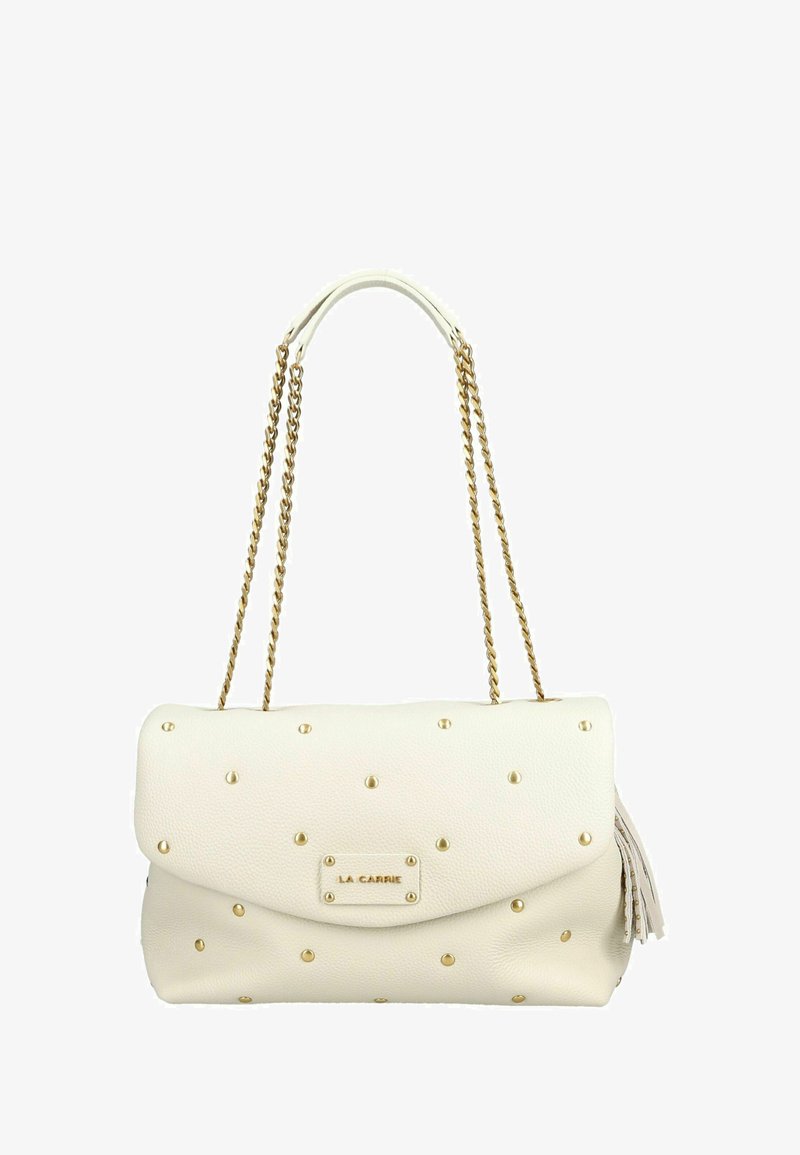 Sac à bandoulière en cuir blanc avec des clous dorés, des lanières en chaîne dorée, un petit pompon sur le côté et une plaque logo "LA CARRIE" à l'avant.