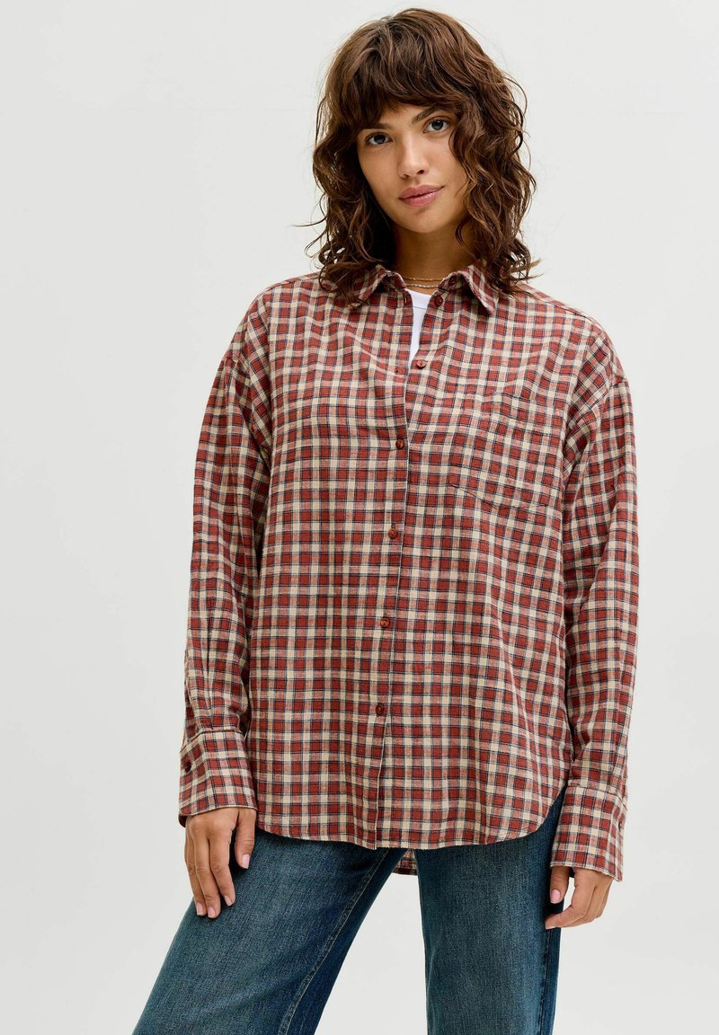 Rdeča in bela karo srajca iz mehkega blaga, z gumbi na sprednji strani, zašiljenim ovratnikom in sproščenim ohlapnim krojem z dolgimi rokavi.
