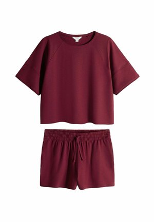 Vinrød kortærmet sweatshirt med matchende elastisk taljebånd shorts med snøre foran, lagt fladt på hvid baggrund.