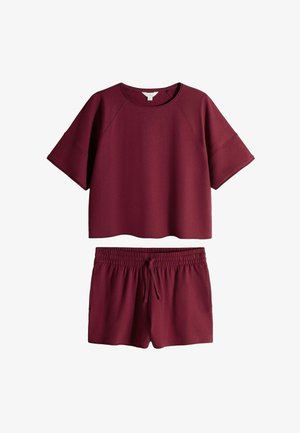 Vinrød kortærmet sweatshirt med matchende elastisk taljebånd shorts med snøre foran, lagt fladt på hvid baggrund.