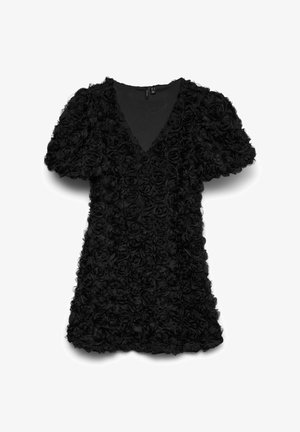 Črna obleka z V-izrezom in kratkimi puhastimi rokavi, okrašena s tridimenzionalnim cvetličnim vzorcem vrtnic po celotni površini.