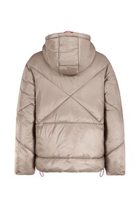 Beige Puffer-Jacke mit abnehmbarem Kapuze, gestepptem Design mit diagonalen Nähten und roten Zugbänder-Akzenten am Saum.