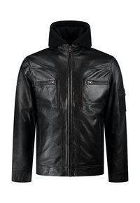 Chaqueta de cuero negro con capucha negra adjunta, cierre frontal con cremallera, dos bolsillos en el pecho con cremallera y acabado texturizado. Presenta un bolsillo en el hombro.