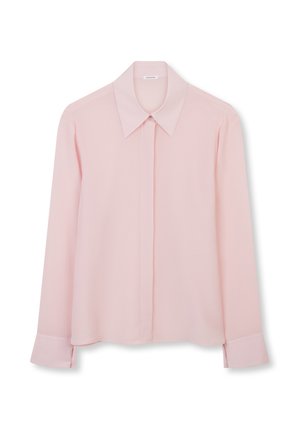 Jasnoróżowa bluzka z długim rękawem, z kołnierzykiem w szpic, ukrytym zapięciem na guziki i szerokimi mankietami, prezentowana na białym tle.