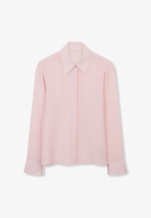 Blouse rose clair à manches longues avec col pointu, patte de boutonnage dissimulée et larges poignets, présentée sur un fond blanc.