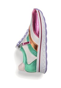 Multifarbene Sneaker aus grünem, pinkem und weißem Leder, mit metallischen Akzenten, strukturierten Paneelen und Schnürdesign. Seitlicher Reißverschluss sichtbar.