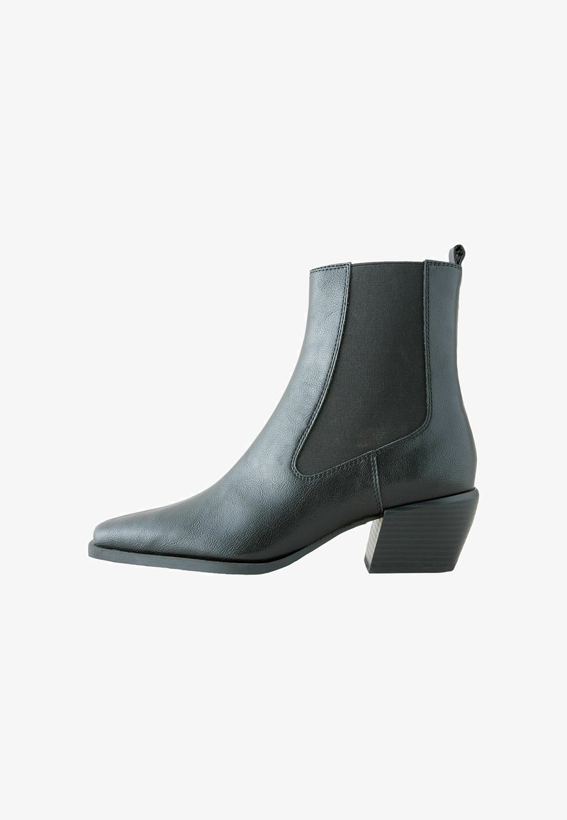 Mustad muste, millel on terav varvas, on valmistatud tekstuurilisest sünteetilisest materjalist, kummist külgpaneelid ja paks konts.