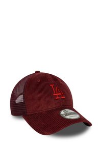 Gorra de pana burdeos con trasera de malla, que presenta un logotipo bordado en rojo "LA" en la parte frontal y una visera curvada. Cierre tipo snapback.