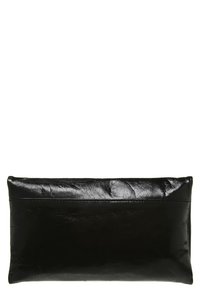 Schwarze Leder-Clutch mit glatter Oberfläche, rechteckiger Form und dezenten Falten. Hat keine sichtbaren Beschläge oder Akzente.