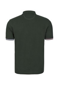 Tmavě zelené polo tričko s krátkými rukávy, na manžetách zdobené proužky v námořnické modři, bílé a bordó barvě. Měkký bavlněný materiál, klasický límec.