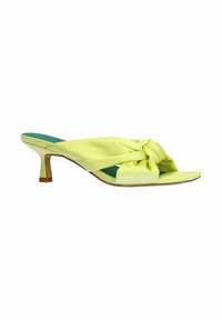 Gele satijnen muiltjes met een geknoopt ontwerp aan de voorkant, open teen en een slanke hak. Heeft een groene binnenzool en een beige buitenzool.
