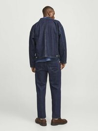 Jachetă din denim închis, cu o croială lejeră și cusături vizibile, asortată cu pantaloni din denim închis. Ambele articole prezintă elemente de design clasice.