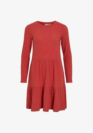 Rotes geripptes Kleid mit langen Ärmeln, rundem Ausschnitt und weit schwingendem Rock. Der Stoff hat eine strukturierte Oberfläche und eine geraffte Nahtdetails an der Taille.