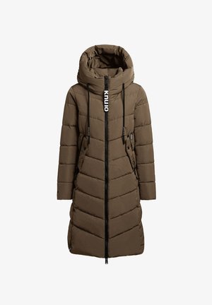 Rudas pūkinis paltas su aukštu apykakle, užtrauktuku ir juodais akcentais. Turi siuvinėtas formas, raištelių užsegimus ir šonines kišenes.