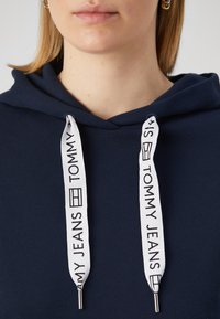 Tommy Jeans LOGO DRAWCORD HOODIE - Felpa - dark night navy