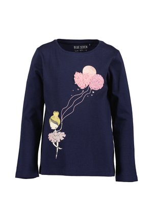Marineblaues Langarmshirt mit einer Ballerina, die vorne drei rosa strukturierte Luftballons hält. Das Größenetikett zeigt 104 für 4-Jährige.