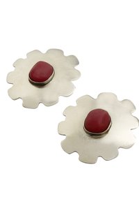 Srebrne kolczyki w kształcie kwiatu z centralnym czerwonym kamieniem, o teksturowanej powierzchni i falistych brzegach, co dodaje wizualnego zainteresowania.
